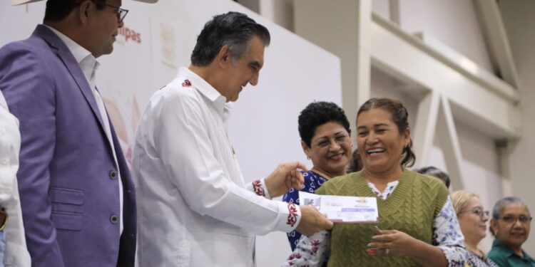 Entrega Américo tarjetas de Pensión Mujeres Bienestar; llegará a 93 mil tamaulipecas
