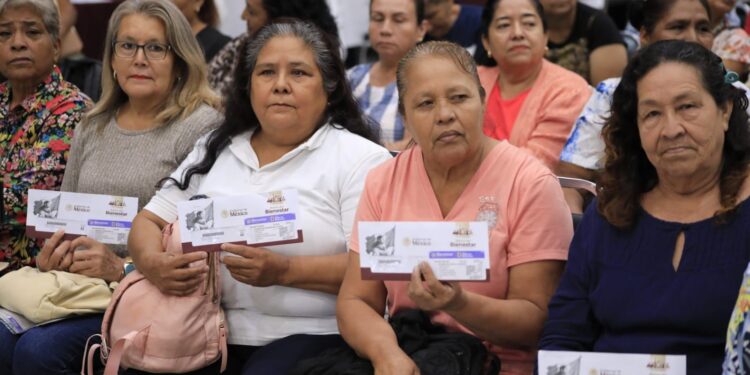 Entrega Américo tarjetas de Pensión Mujeres Bienestar; llegará a 93 mil tamaulipecas