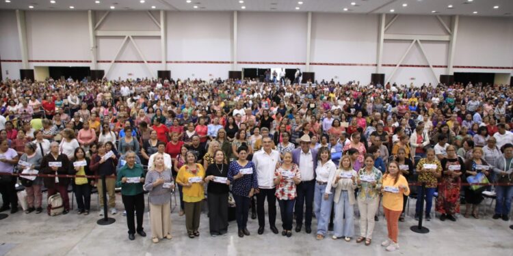 Entrega Américo tarjetas de Pensión Mujeres Bienestar; llegará a 93 mil tamaulipecas