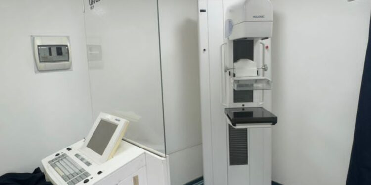 Conmemora CEDES Altamira lucha contra el cáncer de mama con rally deportivo, mastografías y yoga oncológico