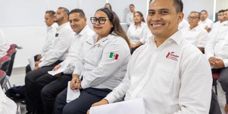 Entrega SET bases laborales a personal del Centro Estatal de Tecnología Educativa
