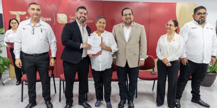 Entrega SET bases laborales a personal del Centro Estatal de Tecnología Educativa