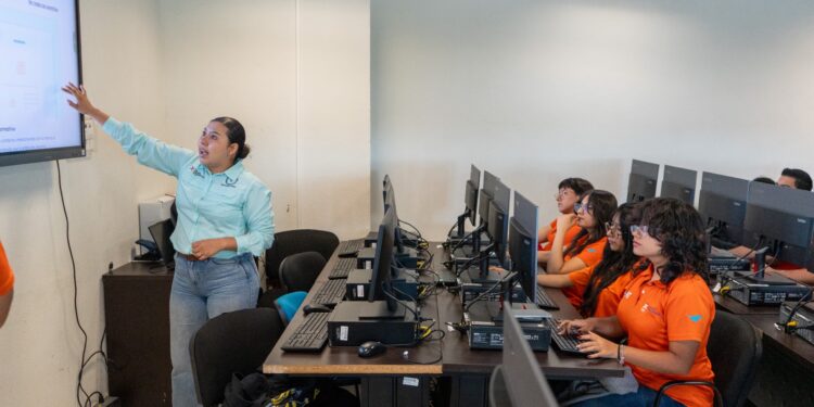 Impulsa la UAT formación bilingüe en la Preparatoria No. 3