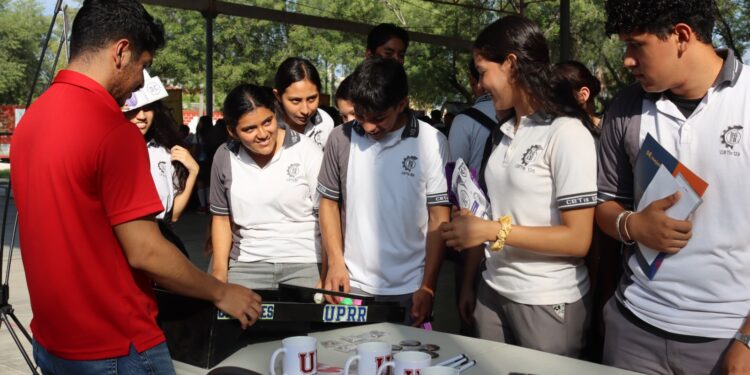 Promueve UPRR oferta educativa en Feria Vocacional 2025