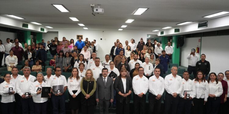 Preside rector homenaje al personal jubilado del SUTUAT