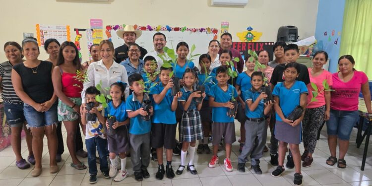 Promueven conciencia ambiental con donación de plantas forestales