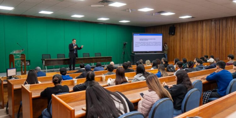 Expertos en economía imparten conferencias en la UAT