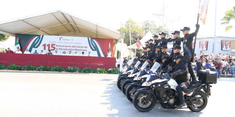 Desfilan miles de jóvenes en el 115 aniversario de la Revolución Mexicana