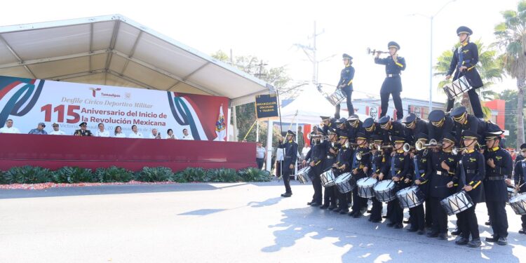 Desfilan miles de jóvenes en el 115 aniversario de la Revolución Mexicana