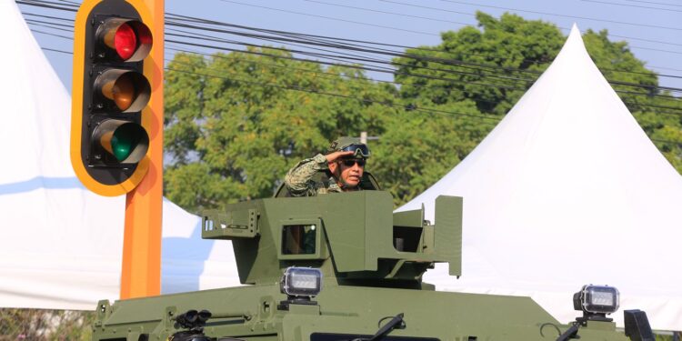 Desfilan miles de jóvenes en el 115 aniversario de la Revolución Mexicana