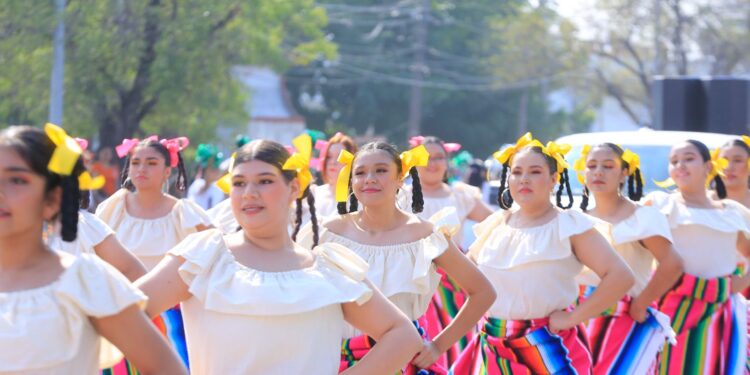 Desfilan miles de jóvenes en el 115 aniversario de la Revolución Mexicana