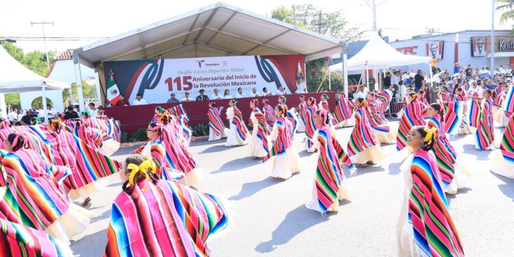 Desfilan miles de jóvenes en el 115 aniversario de la Revolución Mexicana