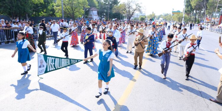 Desfilan miles de jóvenes en el 115 aniversario de la Revolución Mexicana