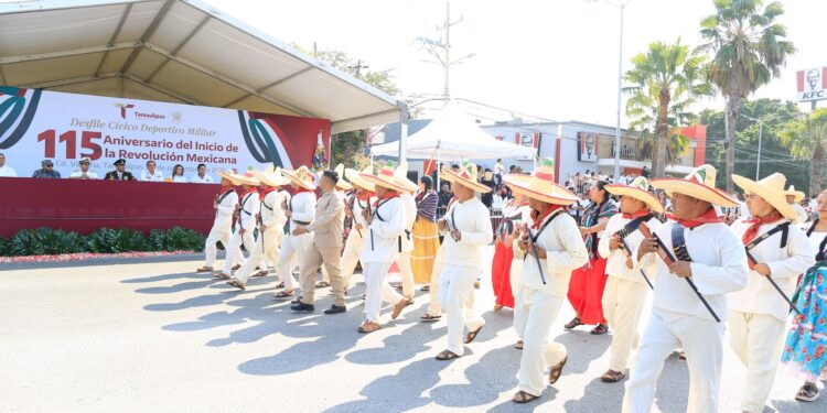 Desfilan miles de jóvenes en el 115 aniversario de la Revolución Mexicana