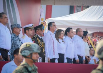 Desfilan miles de jóvenes en el 115 aniversario de la Revolución Mexicana