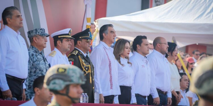 Desfilan miles de jóvenes en el 115 aniversario de la Revolución Mexicana