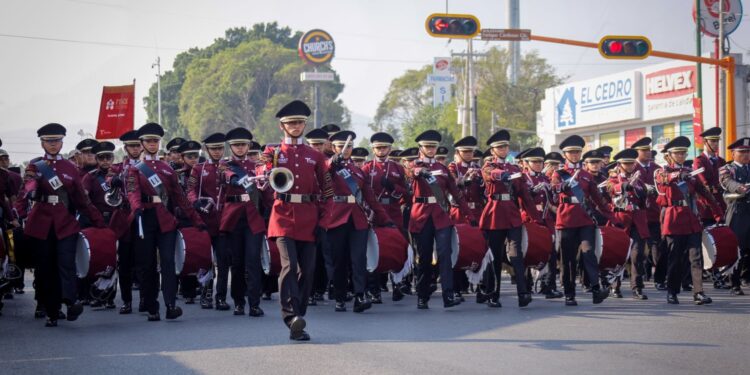 Desfilan miles de jóvenes en el 115 aniversario de la Revolución Mexicana