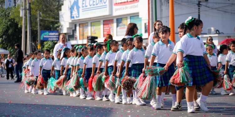Desfilan miles de jóvenes en el 115 aniversario de la Revolución Mexicana