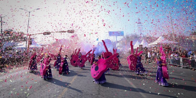 Desfilan miles de jóvenes en el 115 aniversario de la Revolución Mexicana