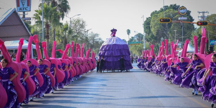 Desfilan miles de jóvenes en el 115 aniversario de la Revolución Mexicana
