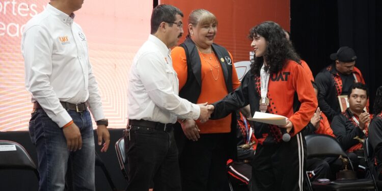 Entrega rector el galardón “Orgullo UAT” tras desempeño histórico de medallistas universitarios