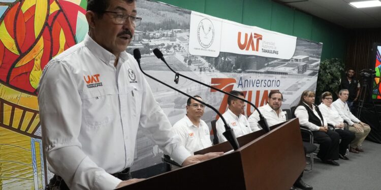 UAT y Secretaría de Educación entregan más de 8 000 becas a universitarios