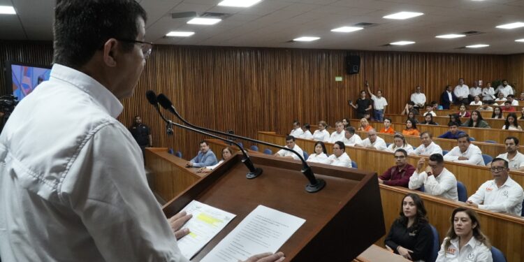 UAT y Secretaría de Educación entregan más de 8 000 becas a universitarios