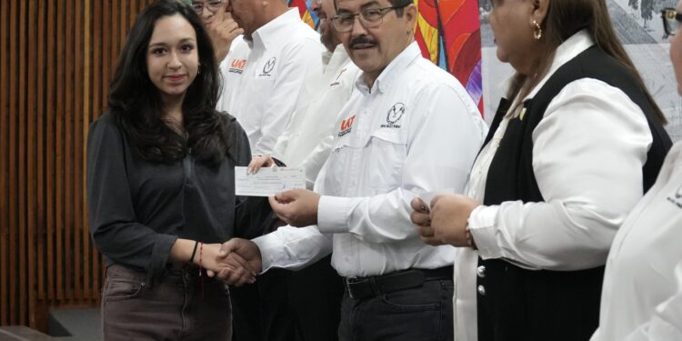 UAT y Secretaría de Educación entregan más de 8 000 becas a universitarios