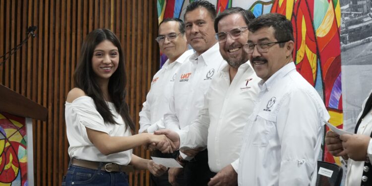 UAT y Secretaría de Educación entregan más de 8 000 becas a universitarios