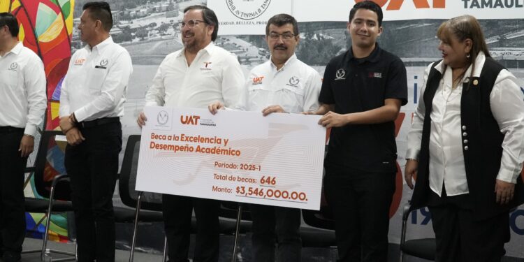 UAT y Secretaría de Educación entregan más de 8 000 becas a universitarios