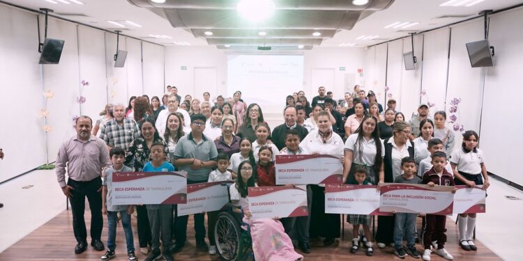 Impulsan Gobierno y DIF Tamaulipas inclusión y permanencia educativa con la entrega de becas