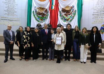 Entrega gobernador Medalla al Mérito «Luis García de Arellano» a Cecilia Imelda Lugo Cruz