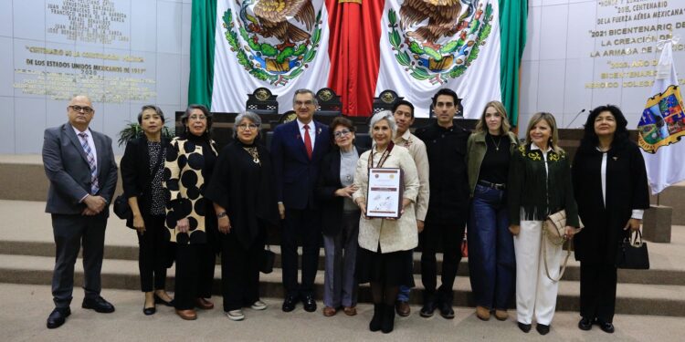 Entrega gobernador Medalla al Mérito «Luis García de Arellano» a Cecilia Imelda Lugo Cruz