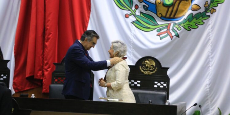 Entrega gobernador Medalla al Mérito «Luis García de Arellano» a Cecilia Imelda Lugo Cruz