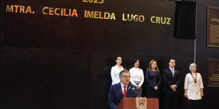 Entrega gobernador Medalla al Mérito «Luis García de Arellano» a Cecilia Imelda Lugo Cruz