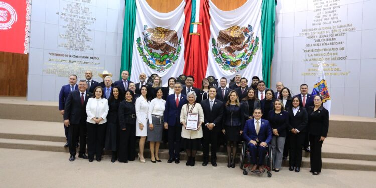 Entrega gobernador Medalla al Mérito «Luis García de Arellano» a Cecilia Imelda Lugo Cruz
