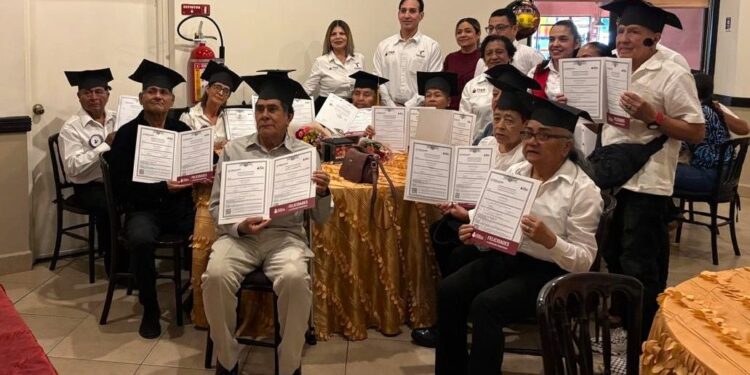 Reconoce ITEA esfuerzo de adultos mayores y brinda nuevas oportunidades de superación