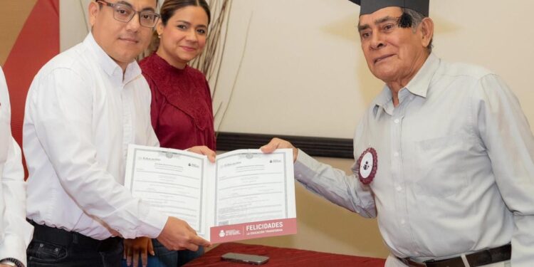 Reconoce ITEA esfuerzo de adultos mayores y brinda nuevas oportunidades de superación