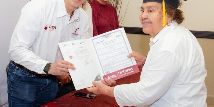 Reconoce ITEA esfuerzo de adultos mayores y brinda nuevas oportunidades de superación