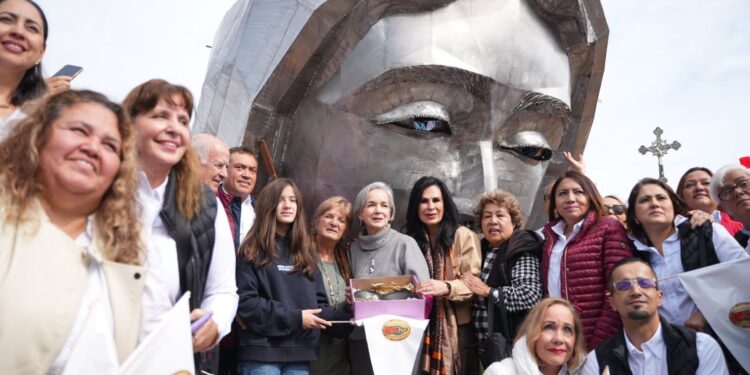 Entrega María de Villarreal las pupilas de la Virgen de la Misericordia