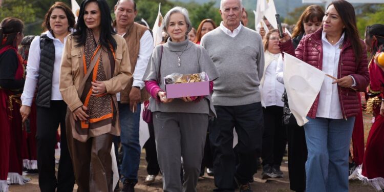 Entrega María de Villarreal las pupilas de la Virgen de la Misericordia