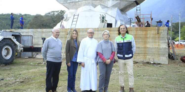 Entrega María de Villarreal las pupilas de la Virgen de la Misericordia