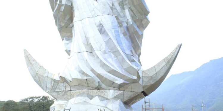 Entrega María de Villarreal las pupilas de la Virgen de la Misericordia