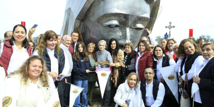 Entrega María de Villarreal las pupilas de la Virgen de la Misericordia