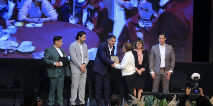 Premia Américo Villarreal a la juventud y al deporte tamaulipeco