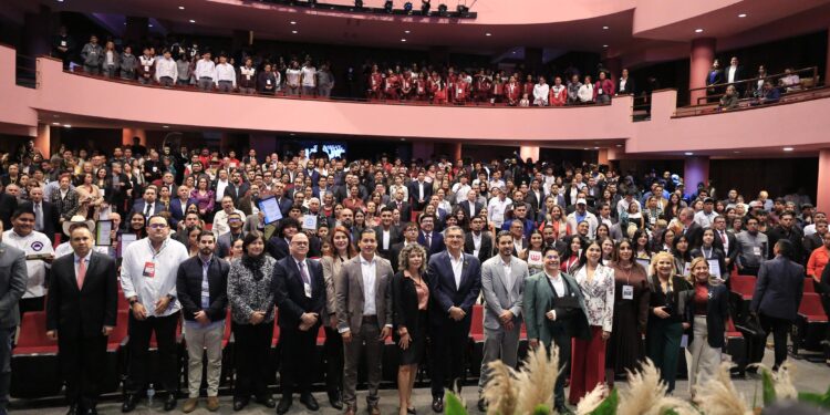 Premia Américo Villarreal a la juventud y al deporte tamaulipeco