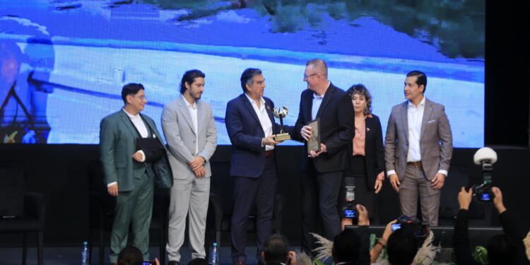 Premia Américo Villarreal a la juventud y al deporte tamaulipeco