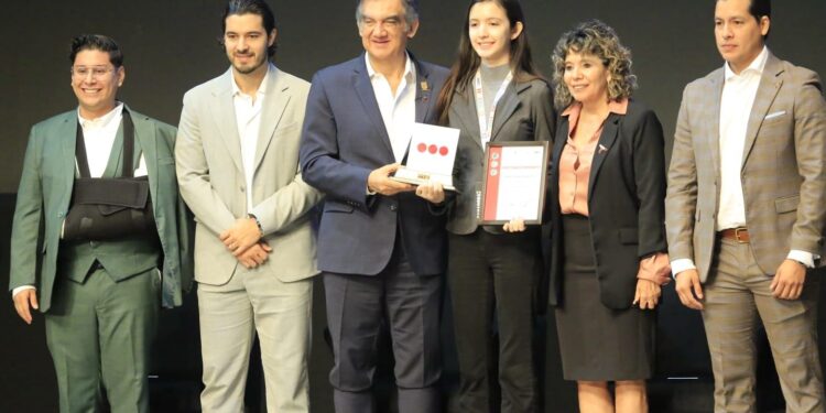 Premia Américo Villarreal a la juventud y al deporte tamaulipeco