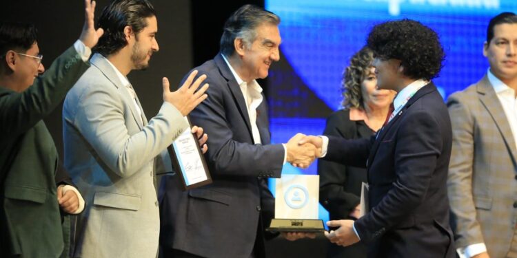 Premia Américo Villarreal a la juventud y al deporte tamaulipeco