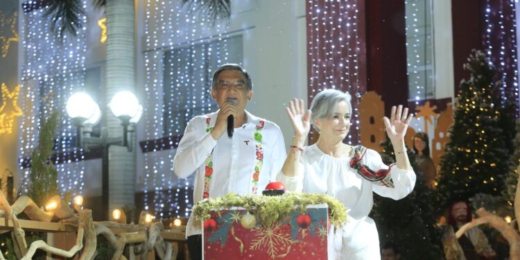 Encabezan Américo y María desfile navideño y el tradicional encendido del pino